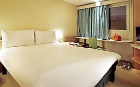 Hotel Ibis Lyon L'isle D'abeau À