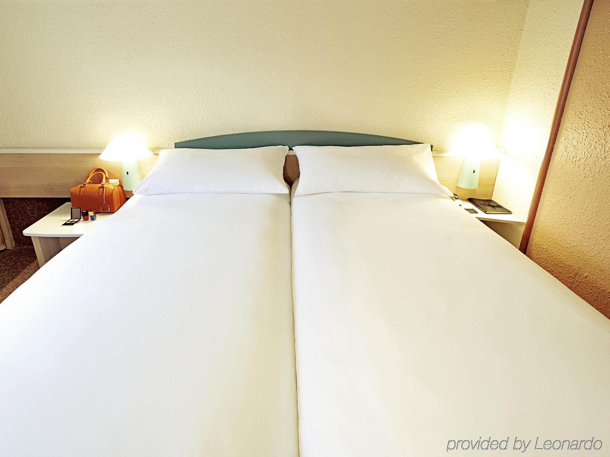 Hôtel Ibis Lyon L'Isle D'Abeau Extérieur photo