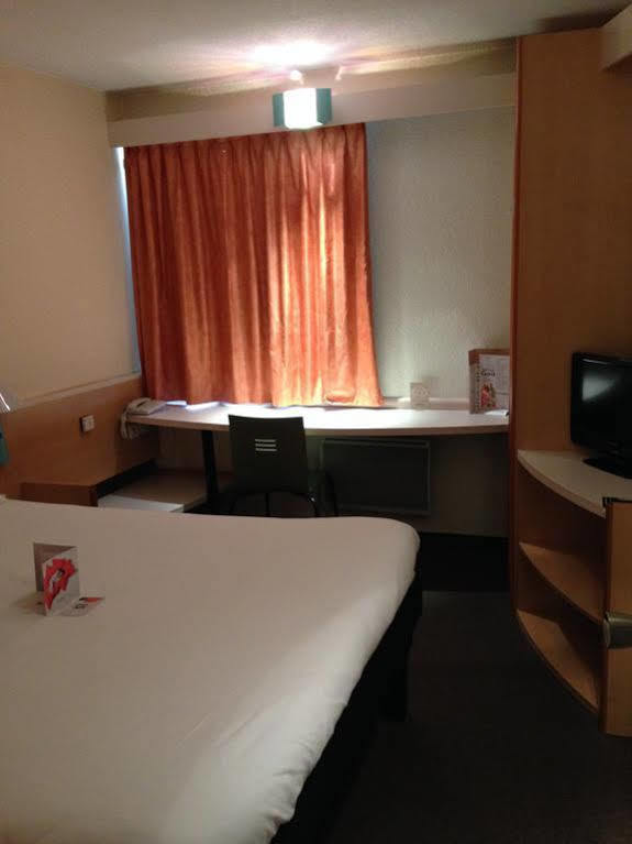 Hôtel Ibis Lyon L'Isle D'Abeau Extérieur photo